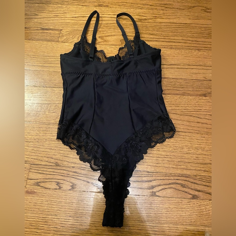 Elegant Black Lace Bodysuit - Picture 6 of 7